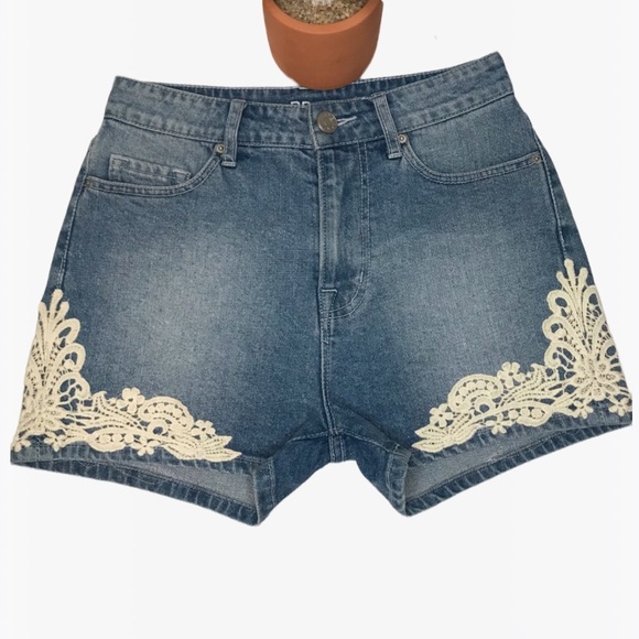 BDG High-Rise Crochet-Lace Women’s Jean Shorts 25 - Picture 8 of 15